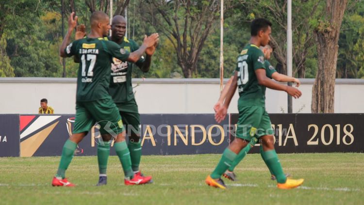Pemain Persebaya Surabaya melakukan selebrasi. Copyright: © Fitra Herdian/INDOSPORT