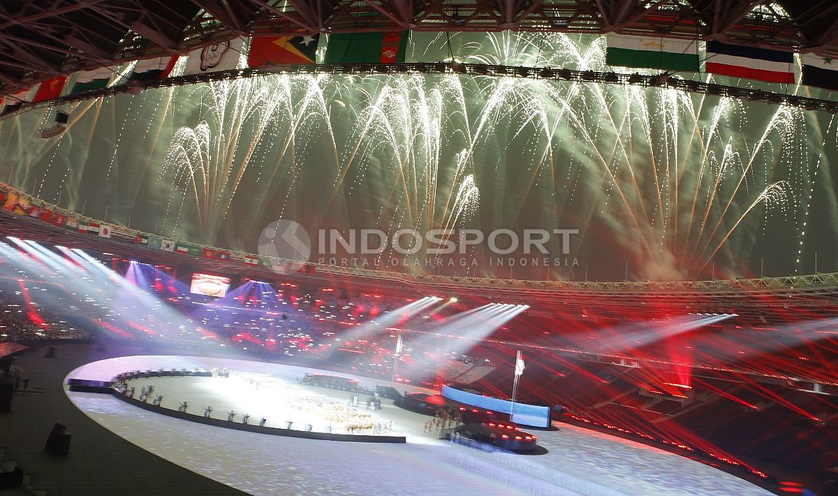 Kembang api warna Stadion Utama Gelora Bung Karno di penutupan Asian Games 2018. Copyright: © Herry Ibrahim/INDOSPORT