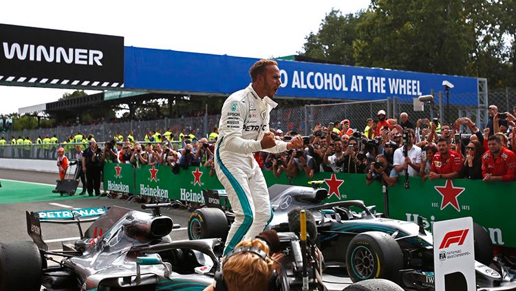 Pembalap Mercedes Lewis Hamilton usai menjuarai Formula 1 Italia 2018. Copyright: © Getty Images