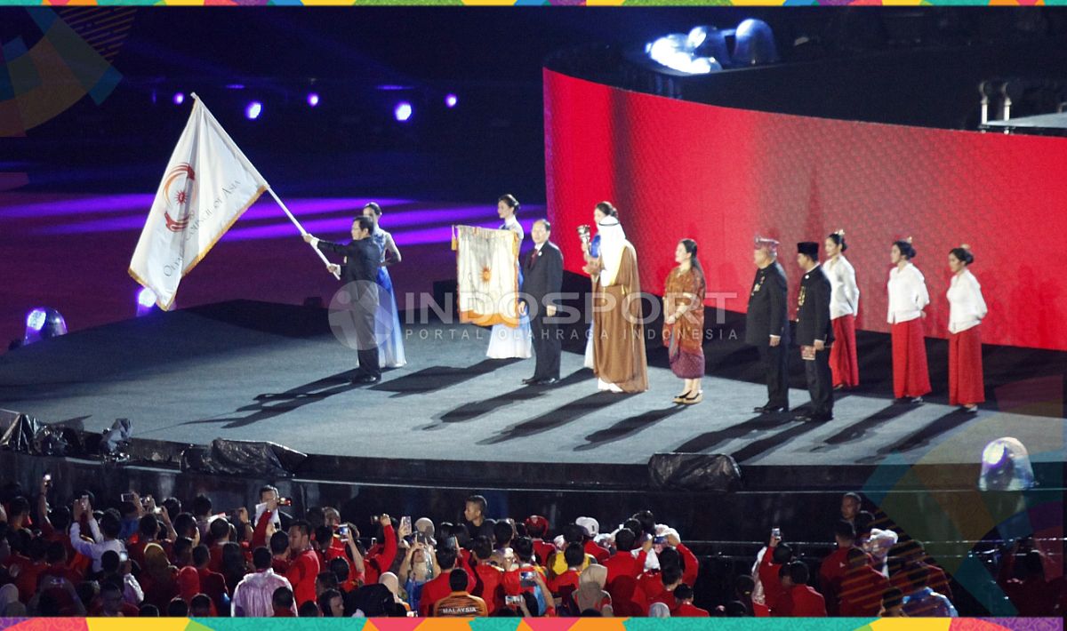 Bendera Dewan Olimpiade Asia dikibarkan yang artinya selesai sudah Asian Games 2018 yang diselenggarakan di Indonesia tepatnya Jakarta - Palembang. Copyright: © Herry Ibrahim/INDOSPORT