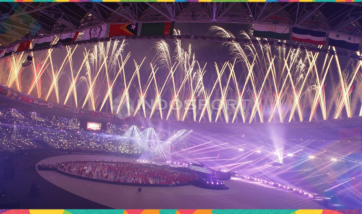 Kembang api warna Stadion Utama Gelora Bung Karno di penutupan Asian Games 2018. Copyright: © Herry Ibrahim/INDOSPORT