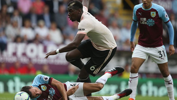 Paul Pogba saat ingin jatuh karena pemain Burnley. Copyright: © Getty Images