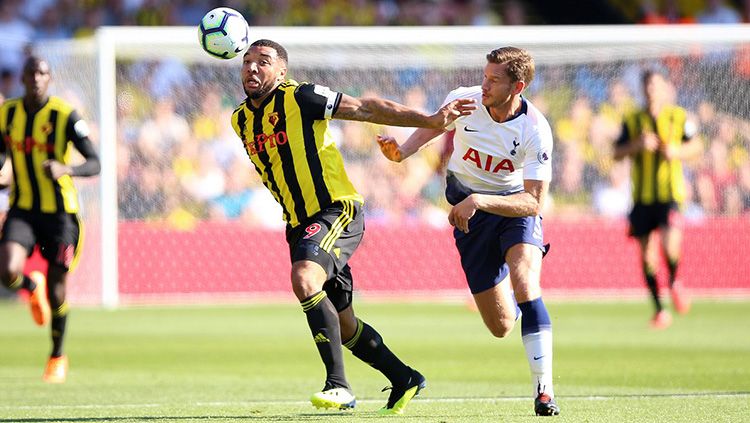 Troy Deeney ketika merebut bola saat laga Watford vs Tottenham Hotspur di Liga Primer Inggris. Copyright: &copy; Getty Images