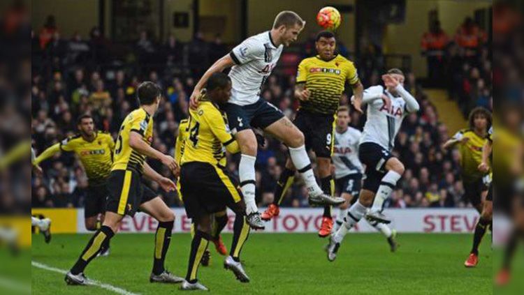 Duel para pemain ketika pertandingan Watford vs Tottenham Hotspur. Copyright: &copy; Getty Images