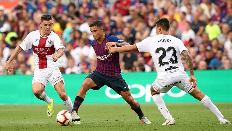 Coutinho yang melewati lawan ketika Barcelona vs Huesca di La Liga Spanyol. Copyright: © Getty Images