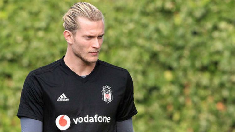 Kiper Liverpool yang tengah dipinjamkan ke Besiktas, Loris Karius menyalahkan lampu sorot di stadion yang jadi penyebab dirinya kerap melakukan blunder. Copyright: © Getty Images