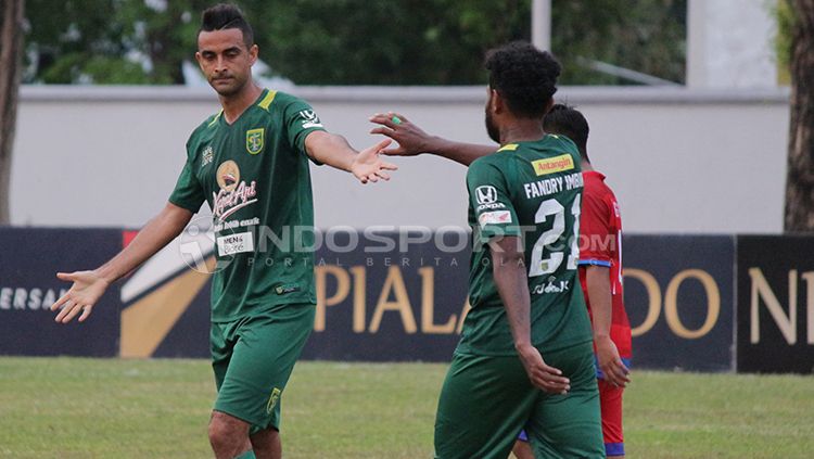 Pemain Belakang Persebaya Surabaya, Otavio Dutra (kiri) memakai celana terbalik. Copyright: © Fitra Herdian/INDOSPORT