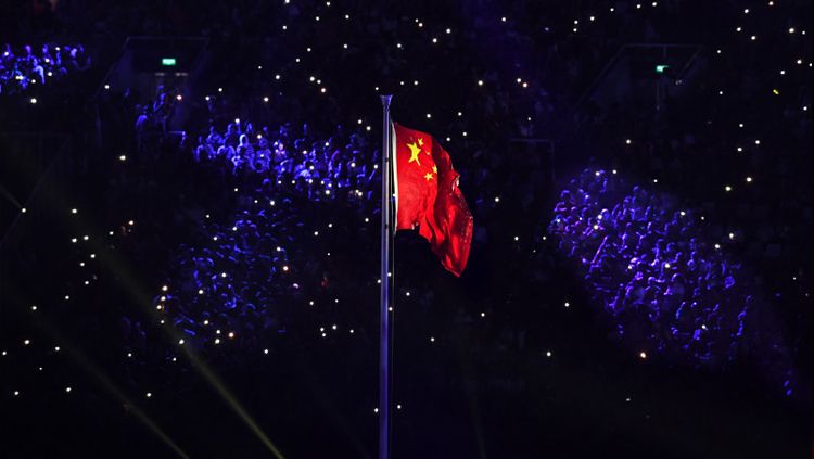 Bendera China, yang merupakan tuan rumah Asian Games berikutnya, dikibarkan di SUGBK saat upacara penutupan Asian Games 2018. Copyright: © INASGOC