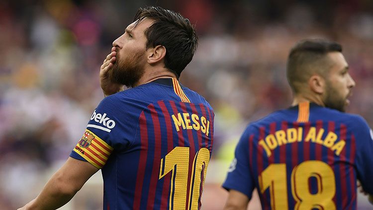 Megabintang Barcelona, Lionel Messi saat memberikan ciuman tangan kepada para fans. Copyright: © Getty Images