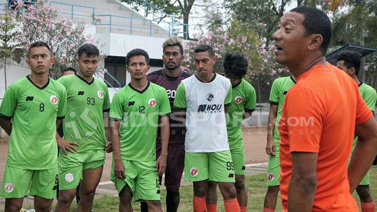 I Putu Gede saat memimpin latihan Perseru Serui. Copyright: © Ian Setiawan/INDOSPORT