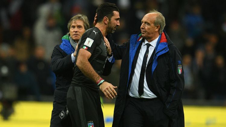 Mantan pelatih Timnas Italia, Giampiero Ventura, bersama Gianluigi Buffon. Copyright: © Getty Images