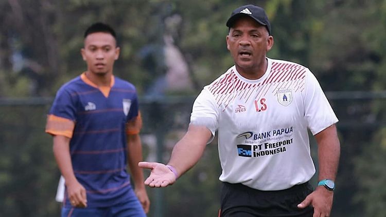 Pelatih Fisik Persipura, Lydio Souza saat memberikan menu latihan bagi pemainnya. Copyright: © Media Officer Persipura Jayapura