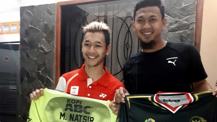 Peraih emas Asian Games 2018, Hanifan, bertukar jersey dengan kiper Persib, Deden Natshir. Copyright: © Persib.co.id