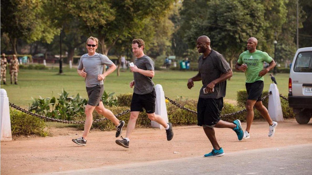 Mark Zuckerberg (kedua dari kiri), berlari bersama pelari profesional, Joe Stilin (kiri). Copyright: © Sports Illustrated