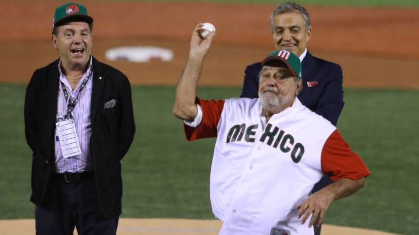 Carlos Slim (putih) saat hendak melempar bola baseball. Copyright: &copy; El País