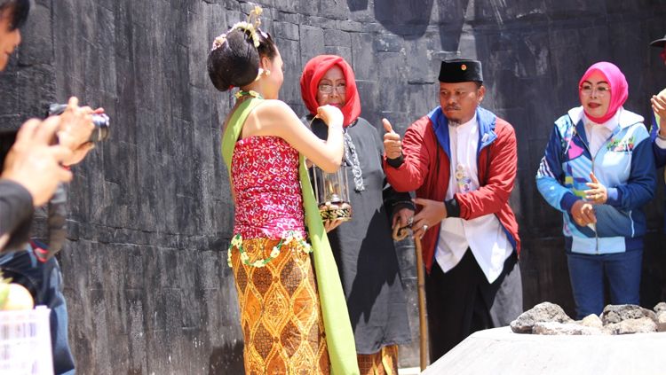Proses pengambilan api abadi di Mrapen. Copyright: &copy; Media INAPGOC