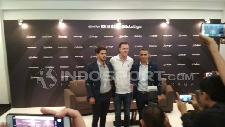 Steve McManaman (Tengah)  bersama perwakilan La Liga Rodrigo Gallego Abad (kiri) dan Ivan Codina (kanan) menghadiri konferenai pers di Hotel Gran Melia Jakarta,  Rabu (05/09/18). Copyright: © Bagas Rahadian/INDOSPORT