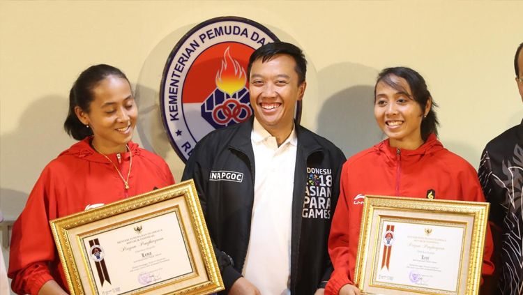 Atlet sepak takraw, Lena dan Leni saat bertemu Menpora. Copyright: © Kemenpora