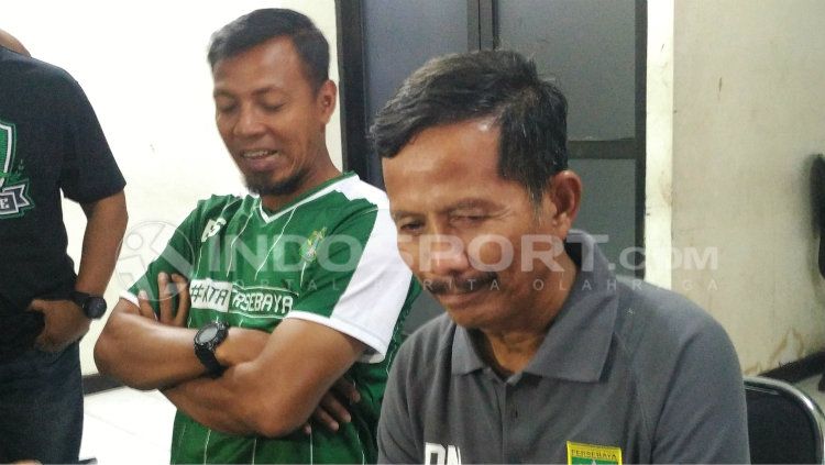 Djajang Nurdjaman resmi diperkenalkan sebagai pelatih Persebaya. Copyright: © Fitra Herdian/INDOSPORT