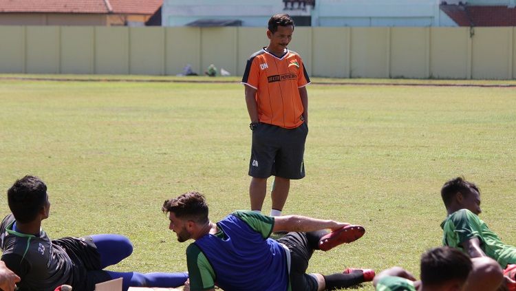 Djajang Nurjaman mulai pimpin penuh latihan tim Persebaya Surabaya. Copyright: © Fitra Herdian/INDOSPORT