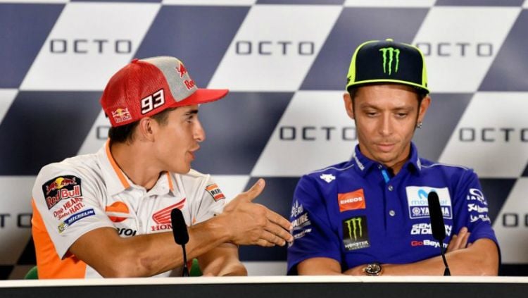Valentino Rossi berkelakar ingin 'menyantet' Marc Marquez agar tidak melampaui rekornya di MotoGP. Copyright: © MotoGP