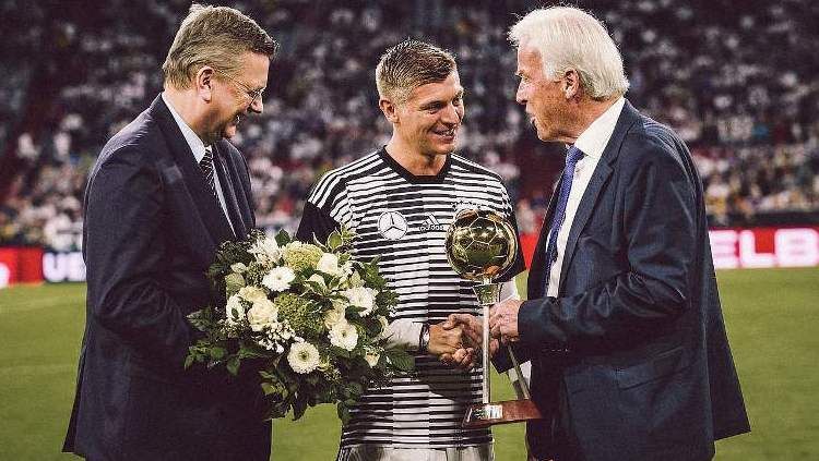 Toni Kroos Menerima Penghargaan Pemain Terbaik Jerman 2018 Copyright: © DFB