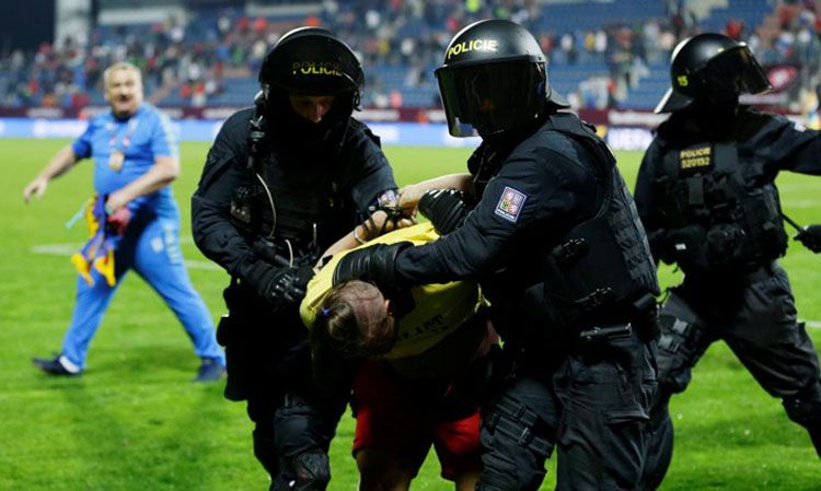Polisi yang masuk ke lapangan di pertandingan antara Republik Ceko dan Ukraina, Jumat (07/08/19) Copyright: &copy; The Sun