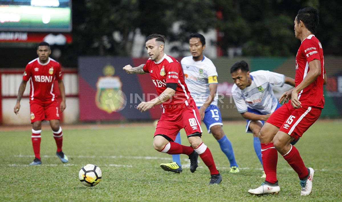 Pemain Bhayangkara FC, Paulo Sergio mencoba melewati beberapa pemain Persikota. Copyright: © INDOSPORT/Herry Ibrahim