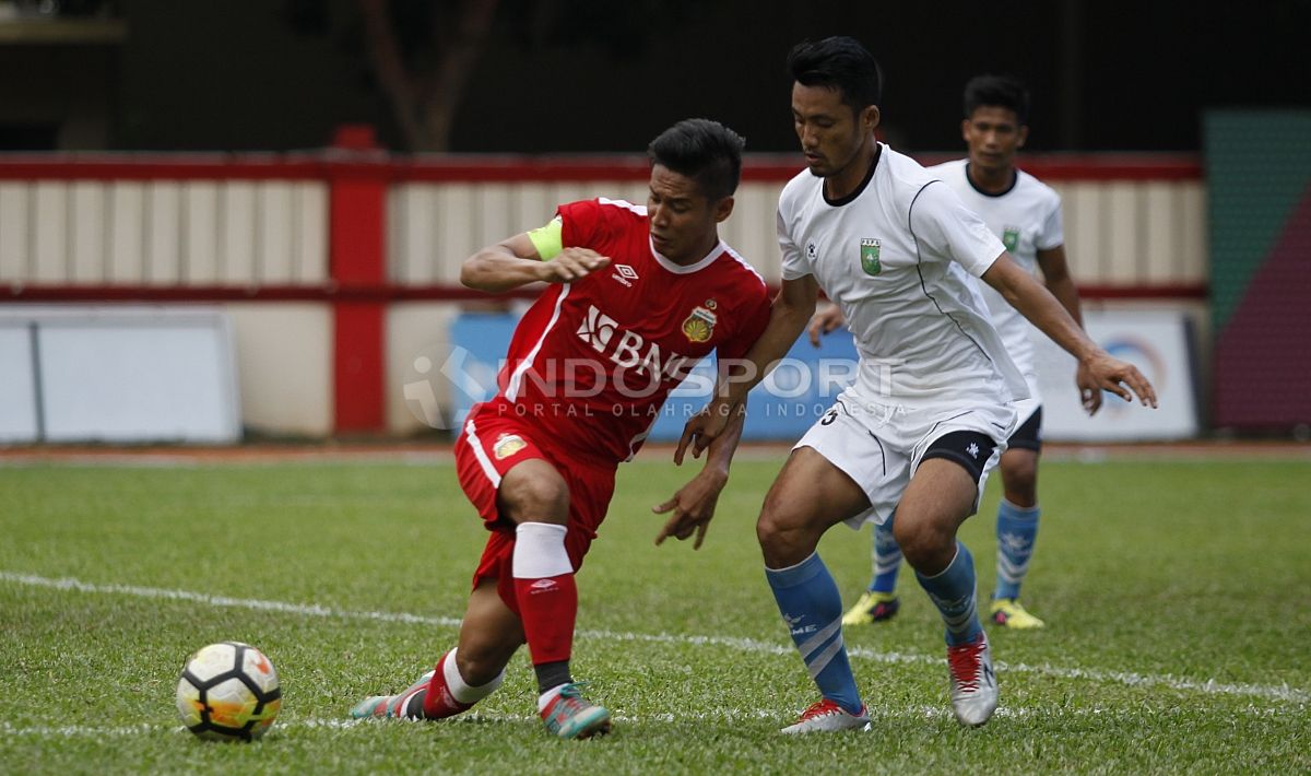 Kapten Bhayangkara FC, Indra Kahfi (kiri) mencoba melepaskan diri dari penjagaan pemain PSPS. Copyright: © INDOSPORT/Herry Ibrahim