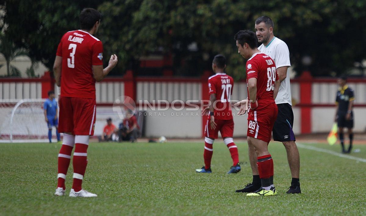 Pelatih Bhayangkara FC, Simon Mcmenemy (kanan) berdiskusi dengan dua pemainnya saat rehat. Copyright: © INDOSPORT/Herry Ibrahim