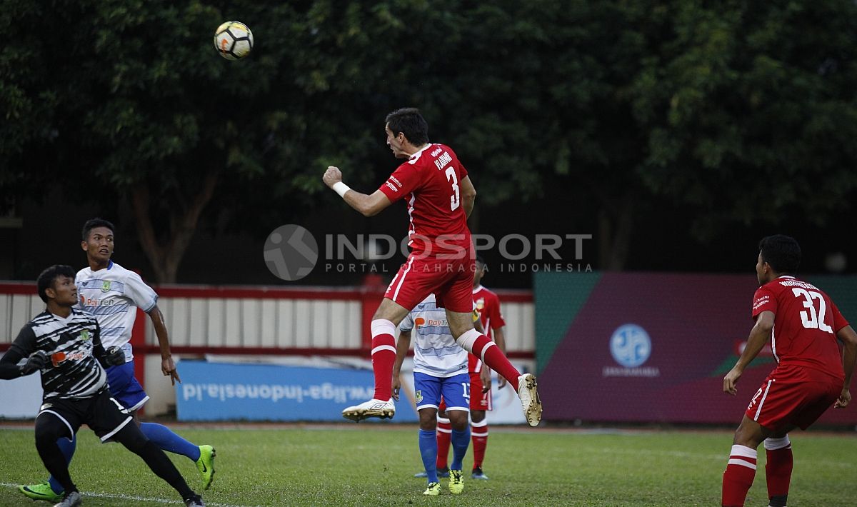 Pemain Bhayangkara FC, Vladimir Vujovic (tengah) melakukan sundulan ke arah gawang Persikota. Copyright: © INDOSPORT/Herry Ibrahim