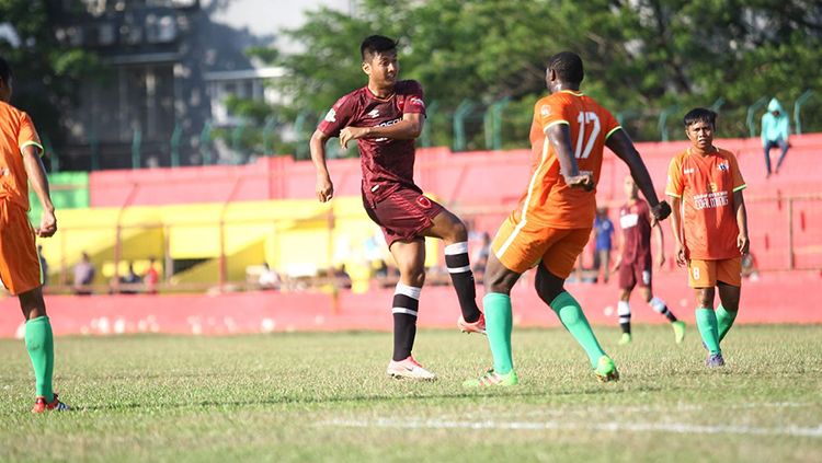 Striker PSM Makassar, Agi Pratama sedang berduel dengan pemain Sultan Jaya FC. Copyright: &copy; Media PSM Makassar
