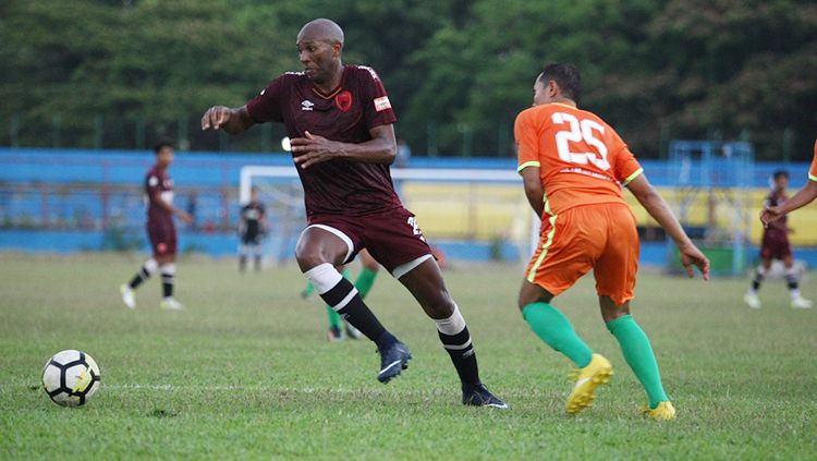 Alessandro Ferreira Leonardo atau Sandro (kiri) saat melawan tim lokal. Copyright: © Media PSM Makassar
