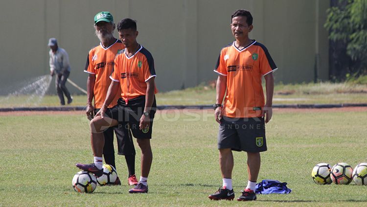 Djadjang Nurdjaman memimpin latihan Persebaya di Lapangan Jenggolo, Sidoarjo. Copyright: © Fitra Herdian/INDOSPORT