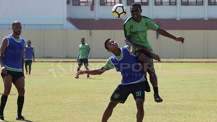 Osvaldo Haay berebut bola dengan Izzac Wanggai. Copyright: © Fitra Herdian/INDOSPORT