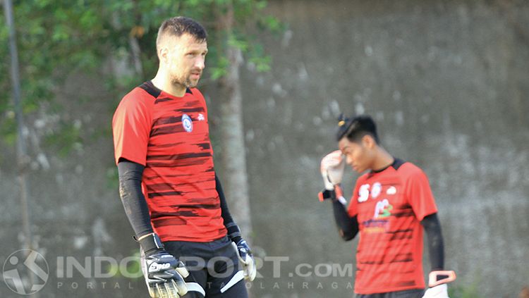 Srdjan Ostojic, kiper Arema FC Copyright: © INDOSPORT/Ian Setiawan