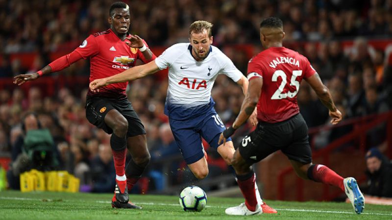 Harry Kane saat dihadang oleh dua pemain Manchester United. Copyright: © Getty Images