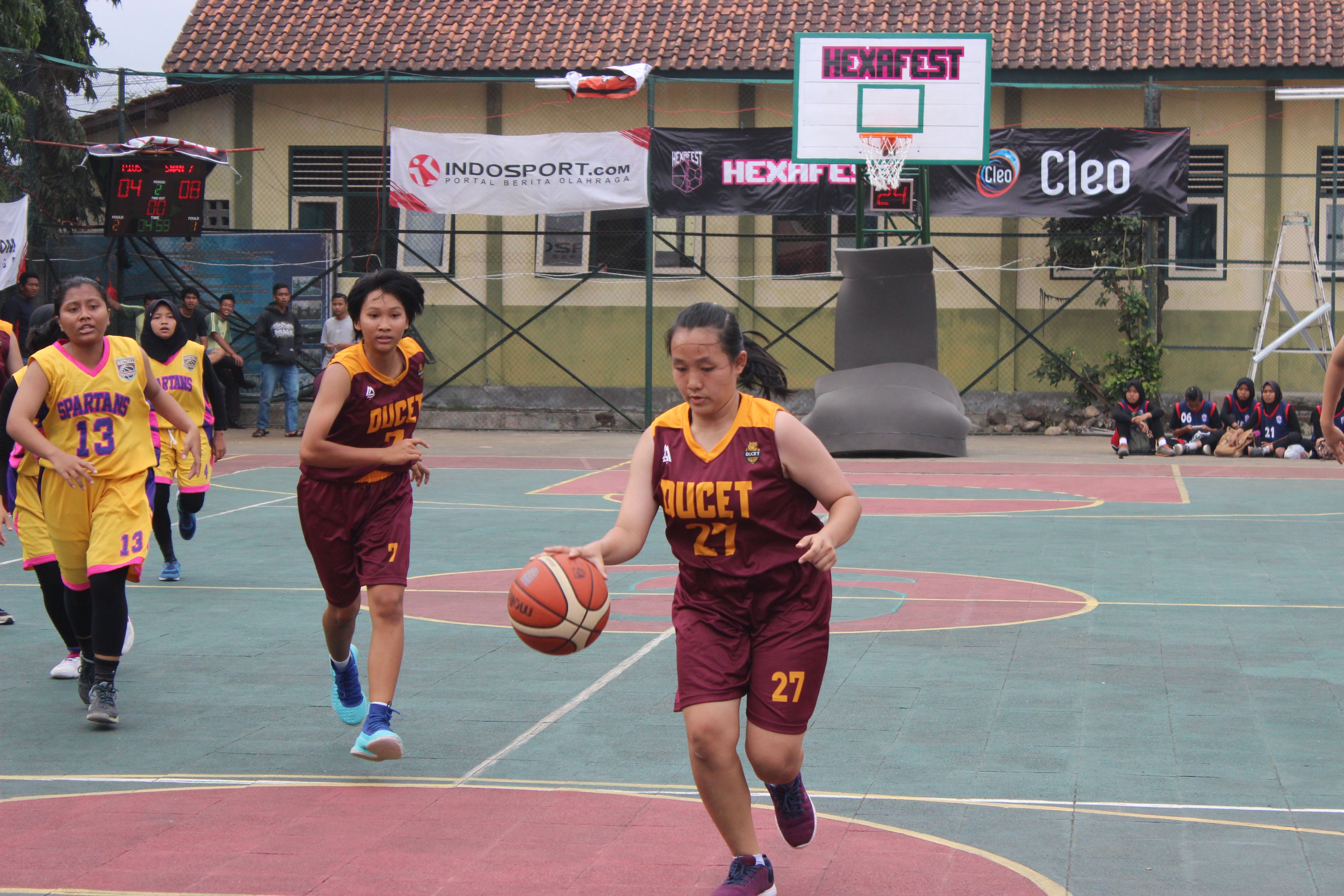 Aksi peserta dalam turnamen basket Hexafest. Copyright: &copy; INDOSPORT