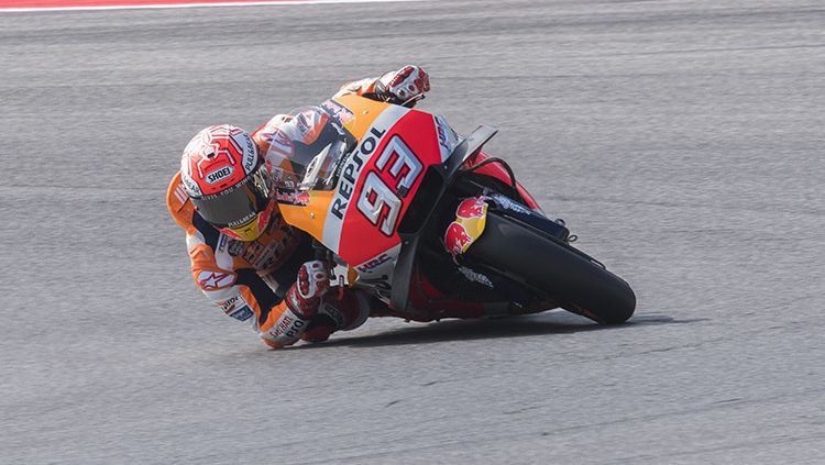 Marc Marquez saat memacu motornya di sesi kualifikasi MotoGP San Marino 2018. Copyright: © Getty Images/Mirco Lazzari