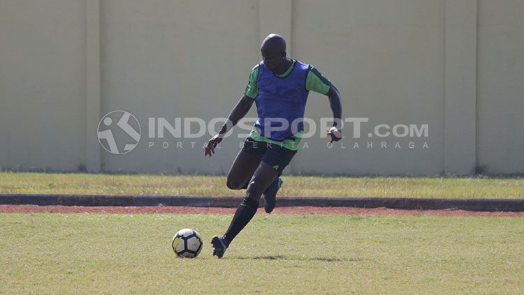 OK John, pemain Persebaya. Copyright: © INDOSPORT/Fitra Herdian