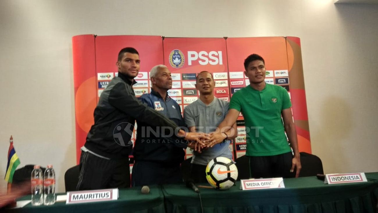 Asisten pelatih Timnas Indonesia, Kurniawan Dwi Yulianto menyatakan semua pemain yang dipanggil untuk laga uji coba melawan Mauritius, Selasa (11/09/18) sudah siap bermain. Copyright: © Petrus Manus Da'Yerimon/Football265.com