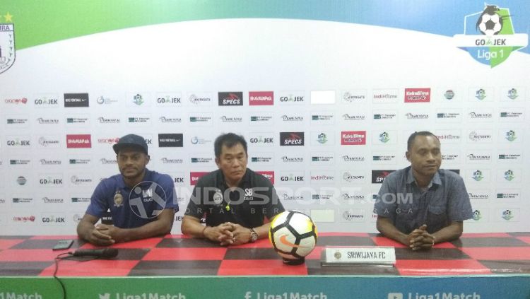 Pelatih Sriwijaya FC, Subangkit (tengah) bersama Marco Meraudje (kiri) saat memberikan keterangan pers jelang laga timnya kontra tuan rumah Persipura Jayapura. Copyright: &copy; Sudjarwo/INDOSPORT