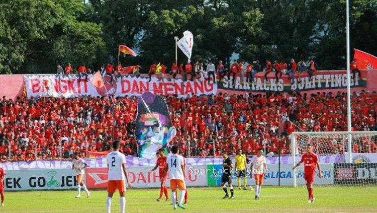 Suporter Semen Padang SPARTACKS memenuhi stadion GHS. Copyright: © spartacks.net