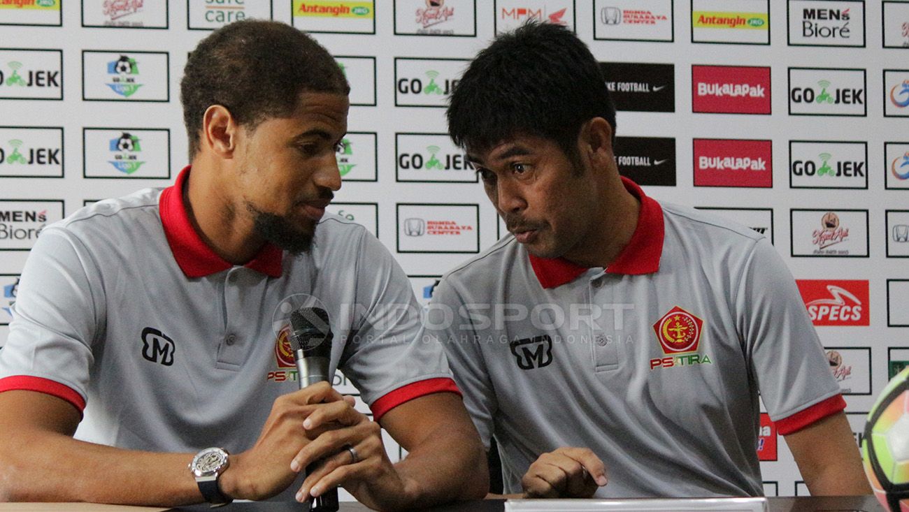 Pelatih PS TIRA Nil Maizar dan Abu Bakr berbincang saat konfrensi pers. Copyright: © Fitra Herdian/Football265.com