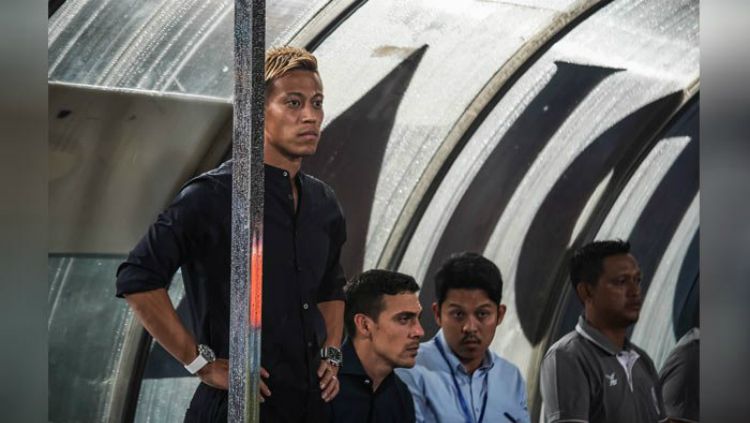 Keisuke Honda saat memimpin skuat Kamboja di laga persahabatan melawan Malaysia. Copyright: © Kyodo News