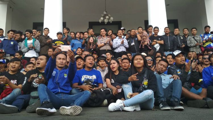 Bobotoh berfoto bersama Kapolrestabes Bandung, Kombes Pol. Irman Sugem ‎di Polrestabes Bandung, Jalan Jawa, Bandung, Senin (10/09/18) Copyright: © Arif Rahman/INDOSPORT