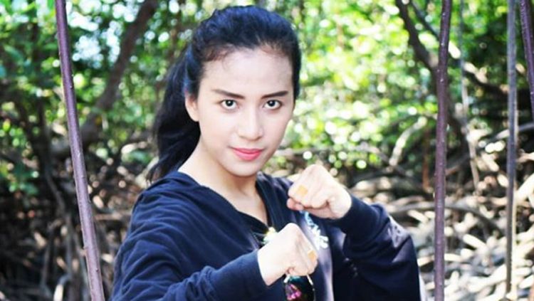 Pesilat cantik Indonesia, Chintya Candranaya kembali memamerkan skill bela diri yang digelutinya untuk menghancurkan durian dengan sekali pukul Copyright: © Chintya Candranaya