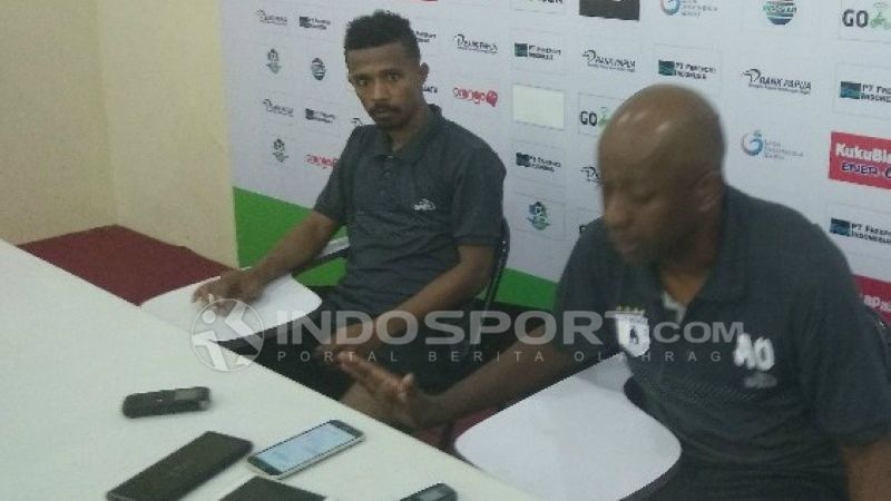 Frisca Womsiwor bersama Amilton Silva de Olivera saat sesi konferensi pers Copyright: © Sudjarwo/INDOSPORT