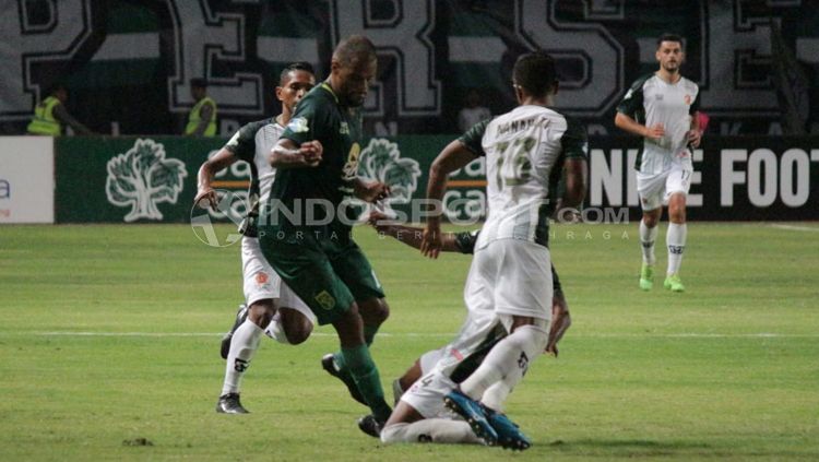 Persebaya vs PS TIRA. Copyright: © Fitra Herdian/INDOSPORT