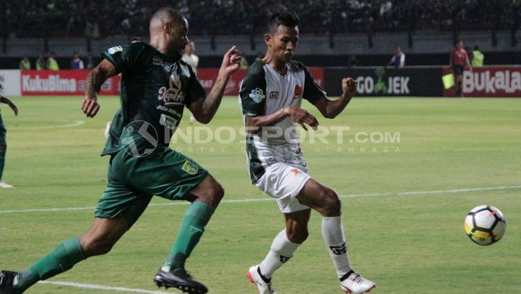 Persebaya vs PS TIRA. Copyright: © Fitra Herdian/INDOSPORT